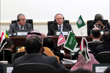 afp : The head of the Organisation of Islamic Conference (OIC) Ekmeleddin Ihsanoglu (C) chairs a meeting on December 31, 2008 in the Saudi port city of Jeddah in