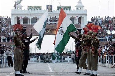 القوات الهندية والباكستانية على النقطة الحدودية بين البلدين