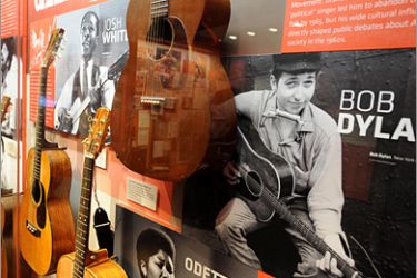 AFP / Bob Dylan and his acoustic guitar is featured in a display about music and social change at the Grammy Museum in Los Angeles on December 2, 2008, press preview day. The