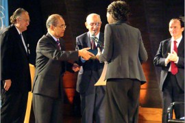 ستيفان هيسل (في الوسط) و هو يتسلم الجائزة من المدير العام لليونيسكو، كوشيرو ماتسورا و كاتبة الدولة الفرنسية لحقوق الانسان، راما ياد - الجزيرة نت