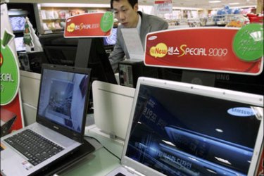 r : Laptop computers are displayed for sale at a supermarket in Seoul December 12, 2008. South Korean economic growth in 2009 may fall to its slowest level in 11 years as a