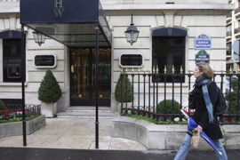 epa01569333 A woman walks by the Harry Winston Jewelry shop in Paris, France, 05 December 2008, a day after armed robbers burst into this famed Paris jewellery store and