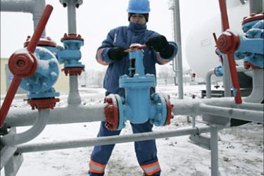 r_An employee turns a valve at a gas field in Lyvenske, 420 km (261 miles) east of Kiev, December 23, 2008. It will be difficult to ensure the transit of gas through Ukrainian territory
