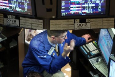 afp : NEW YORK - DECEMBER 22: A trader works on the floor of the New York Stock Exchange moments before the closing bell December 22, 2008 in New York City. Stocks