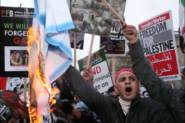 عشرات الاف في مظاهرات صاخبة انطلقت في معظم المدن البريطانية تنديدا بالمجازر التي ترتكبها اسرائيل في غزة ومطالبة الحكومة البريطانية بالتحرك لوقف العدوان الاسرائيلي