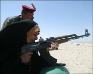 الشرطيات العراقيات يتلقين دروسا نظرية وتطبيقية يشرف عليها ضباط (الفرنسية-أرشيف)
