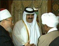 أمير قطر الشيخ حمد بن خليفة آل ثاني لدى لقائه وفد اتحاد علماء المسلمين (الجزيرة)