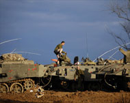 إسرائيل حشدت عددا من الدبابات على الحدود مع قطاع غزة (الفرنسية)