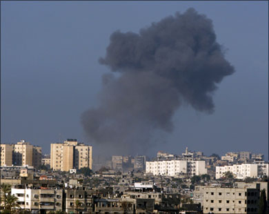 غارات الاحتلال حولت غزة إلى أرض محرقة (رويترز)