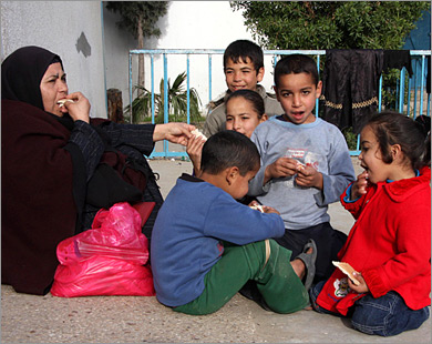 الفلسطينيون في غزة مطاردون في أمنهم وغذائهم (الجزيرة نت)