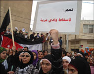 طالبة ثانوية ترفع لافتة عبارة تدعو لإسقاط معاهدة وادي عربة (الجزيرة نت)