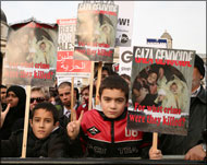 حضور الأطفال كان كثيفا في المظاهرة تضامنا مع أقرانهم في غزة (الجزيرة نت)