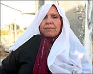 الحاجة زكية شاهدت بعينيها كيف قتل القناصة زوجة ابنها (الجزيرة نت)