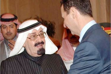 epa01605367 In this handout image from the Saudi Press Agency King Abdullah of Saudi Arabia (C) talks with Syrian President Bashar Assad (R) at the Arab Economic,