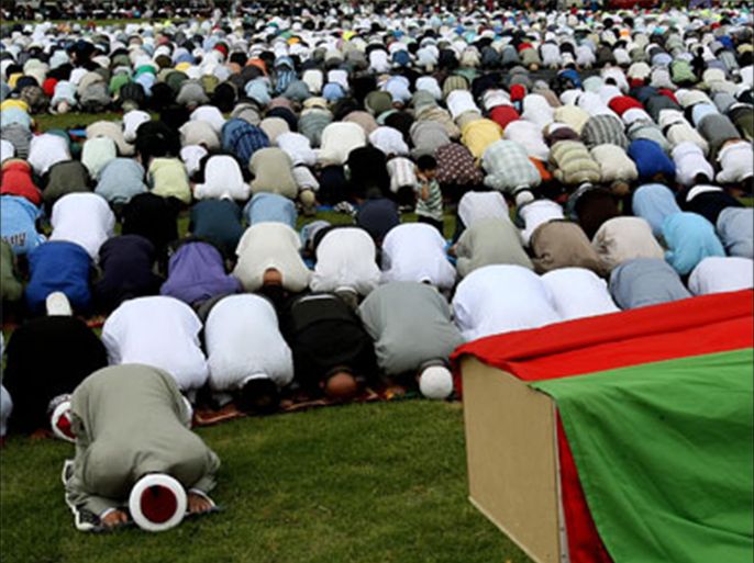 Sydney Muslims (top) pray behind a makeshift coffin (R) as they gathered in a Sydney park on January 2, 2008