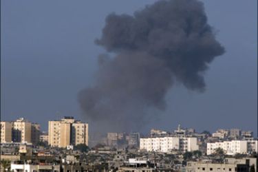 r : Smoke rises after an explosion in the northern Gaza Strip January 4, 2009. Israeli soldiers and Palestinian militants battled on Gaza City's outskirts on Sunday after Israeli troops