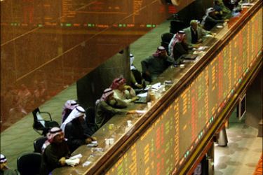 afp : Kuwaiti traders follow the market's movement at the Stock Exchange in Kuwait City on January 26, 2009. The price index of Kuwait Stock Exchange (KSE) gained 61.1