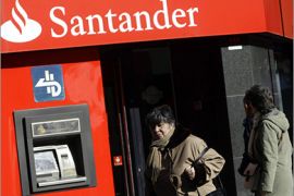 REUTERS / People walk past a Santander bank branch in central Madrid January 27, 2009. Spain's Santander and its private banking business Optimal are being sued in Florida for losses