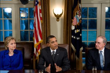 afp - US President Barack Obama (C) speaks alongside Secretary of State Hillary Clinton and special envoy to the Middle East George Mitchell in the Cabinet Room of the