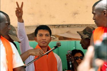 afp : Madagascar's opposition leader and Antananarivo Mayor Andry Rajoelina gestures at a rally on January 31, 2009 in the center of the Malagasy capital. Rajoelina