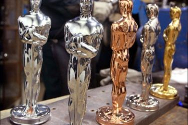 afp : CHICAGO - JANUARY 27: Eladio Gonzales polishes Oscar statuettes at R.S. Owens & Company January 27, 2009 in Chicago, Illinois. R.S. Owens manufactures the