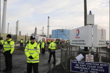 r/Police stand outside the Total Lindsey refinery, in Lincolnshire, northern England January 30, 2009
