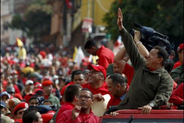 r/Venezuela's President Hugo Chavez greets supporters as he campaigns for "Si" (yes) votes for the upcoming referendum in Caracas January 23, 2009.