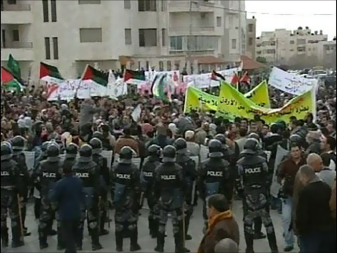 قوات الأمن الأردنية تتصدى لمظاهرة سابقة مناهضة لإسرائيل قرب سفارتها بعمّان (الجزيرة-أرشيف)