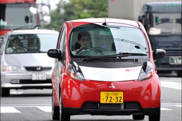 afp : Kai Inada, spokesman for Japan's fourth largest automaker Mitsubishi Motors, drives its electric vehicle "iMiEV" on the street of Tokyo on November 12, 2008. Mitsubishi's zero-