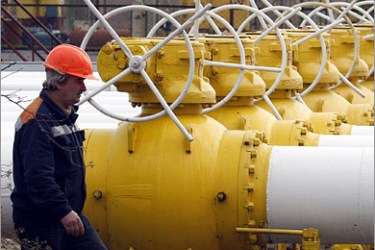 REUTERS / A worker walks at a gas compressor station in the Ukrainian settlement of Orlovka, about 280 km (174 miles) west of the Black Sea port of Odessa, January 14, 2009. Russia's gas