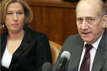 AFP - Israeli Prime Minister Ehud Olmert (R) and Foreign Minister Tzipi Livni attend the weekly cabinet meeting at Olmert's Jerusalem office on January 25, 2009. US peace envoy