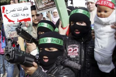 r : Jordanian children hold toy guns as they shout anti-Israel slogans during a protest against Israeli attacks in the Gaza Strip, in Amman January 8, 2009. Palestinians faced even