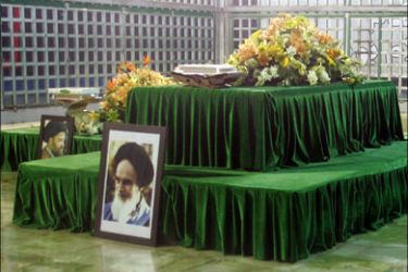 r : A picture shows the shrine of the late founder of the Islamic Revolution Ayatollah Ruhollah Khomeini at Khomeini's mausoleum in Tehran on February 5, 2009. Iranians