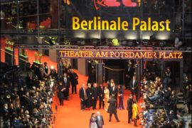 f/General view shows actors arriving on the red carpet ahead of the premiere of the film "The International" by German director Tom Tykwer during the opening night of the 59th Berlinale Film Festival in Berlin February 5, 2009.