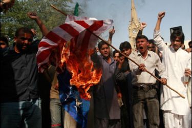 r/Pakistani Shi'ite Muslims burn a U.S. flag during a protest after Thursday's Dera Ghazi Khan blast, in Karachi February 6, 2009
