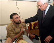 الرئيس الفلسطيني محمود عباس يتفقد جريحا يعالج في مصر (الفرنسية) 