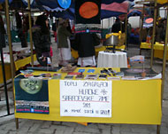 كتيبات للبيع في السوق الخيرية المخصصة لغزة (الجزيرة نت)