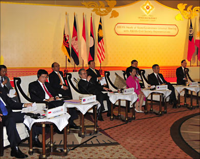  قادة دول آسيان باجتماعهم في اليوم الأول للقمة (رويترز)