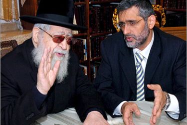 epa00684477 Eli Yishai (R) of the ultra-Orthodox Israeli Shas party, meets with the party's spiritual leader, Rabbi Ovadia Yousef in Jerusalem on Monday night, 03 April 2006 in order