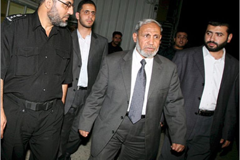 epa01531154 Senior Hamas leader Mahmoud al-Zahar (C) returns to Gaza Strip from Egypt at the Rafah border check-point in the southern Gaza Strip, 25 October 2008. Mahmud
