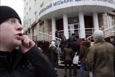 r : People wait outside a job centre in the eastern Ukrainian city of Donetsk February 6, 2009. REUTERS/Ilya Naymushin (UKRAINE)
