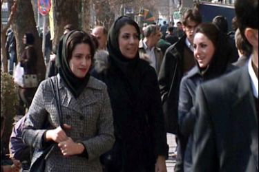 فتيات ايرانيات في احد شوارع طهران يرتدين الحجاب الذي تفرضه السلطات الايرانية