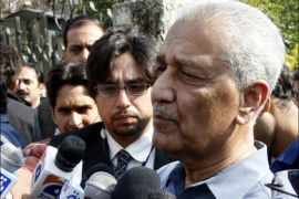 r : Nuclear scientist Abdul Qadeer Khan speaks to the media after his court verdict outside his residence in Islamabad February 6, 2009. A Pakistani court declared on Friday