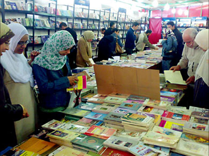‪48% من الشباب المصري تأتي القراءة في المرتبة الثالثة من اهتماماتهم‬  48% من الشباب المصري تأتي القراءة في المرتبة الثالثة من اهتماماتهم (الجزيرة)