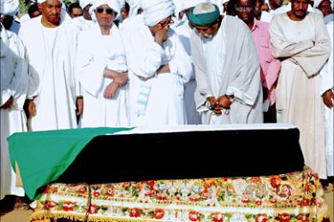 f_Mourners stand next to the coffin of Sudanese writer Tayeb Salih during his funeral in Khartoum on February 20, 2009. Salih, one of the most respected Arab novelists of the 20th