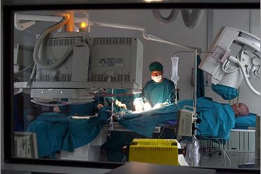 AFP (FILES) Thai surgeons perform an operation to collect stem cells from an unidentified western patient in Bangkok, 07 February 2007. US President Barack Obama will sign an executive order on March 09 2008 reversing restrictions on federal funding for stem cell research set by the