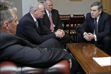 afp : British Prime Minister Gordon Brown (R) and Security Minister Paul Goggns (2nd R) meet Northern Ireland's First Minister Peter Robinson (L) and Deputy First Minister Martin