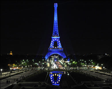 برج إيفل الفرنسي يشارك في حملة حماية الأرض (الفرنسية-أرشيف)