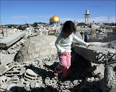 إسرائيل دأبت على هدم بيوت الفلسطينيين في القدس (الجزيرة نت)