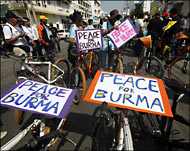  متظاهرون من ماينمار يحتجون قرب مقر انعقاد القمة (رويترز)  